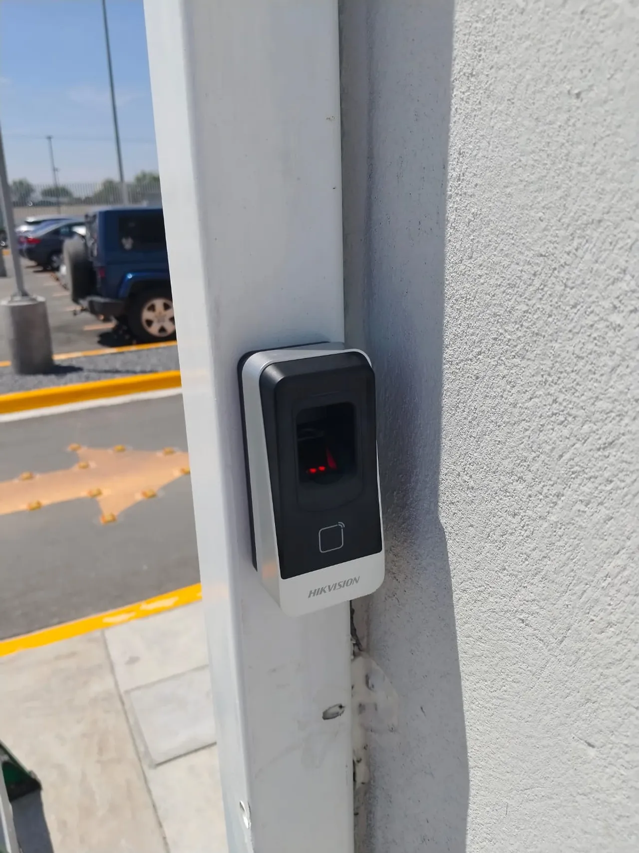 Lector de huella digital y tarjeta RFID instalado en el acceso peatonal de una planta